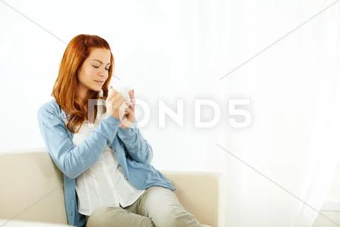Young woman drinking a caffee cup Stock Photos