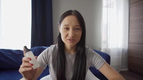Young woman explaining how to use antiseptic sanitizer Video stock 128751665