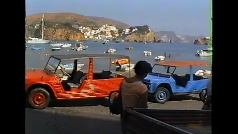 Young woman exploring deck. Eolie Islands, Sicily Italy 90s amateur movie Vidéo 123906602