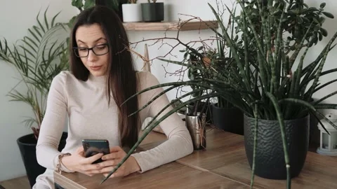 Young woman gets angry while sending a message Video stock 205551809