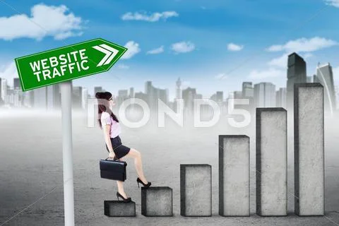 Young woman with graph of website traffic Stock Photos