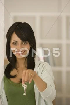 Young woman holding house key Stock-Fotos