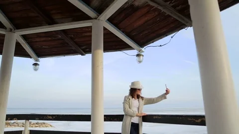 The young woman at the lighthouse. developing hair.slow motion Vidéo 75388671