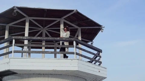 The young woman at the lighthouse. developing hair.slow motion Vidéo 75389961