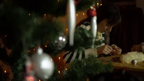 Young woman opens a gift box under the Christmas tree. Vídeos de archivo 82039636