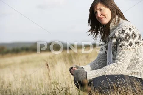 Young woman outdoors in autumn landscape Stock-Fotos