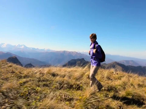 Young Woman Practicing Healthy Active Lifestyle Vidéo 80345385