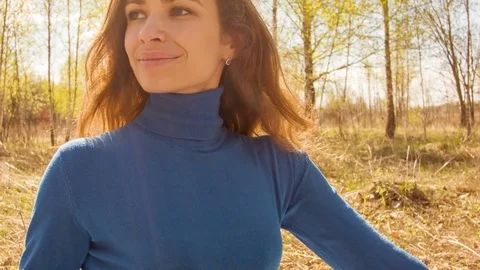 Young woman practicing yoga in a spring forest. Vidéo 80572735