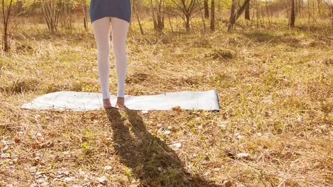 Young woman practicing yoga in a spring forest. Vídeos de archivo 80578034