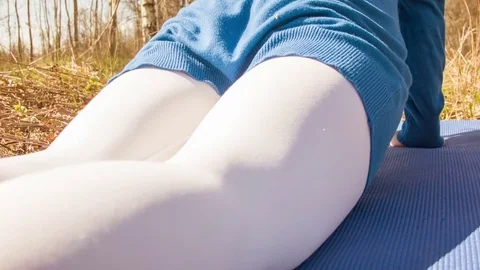 Young woman practicing yoga in a spring forest. Vidéo 80621482