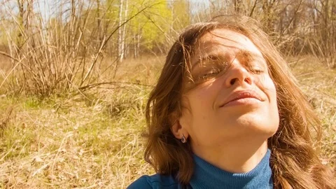 Young woman practicing yoga in a spring forest. 動画素材 80621728