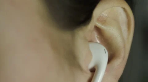 Young Woman Putting Headphones Earbud In Ear Vídeos de archivo 59559886
