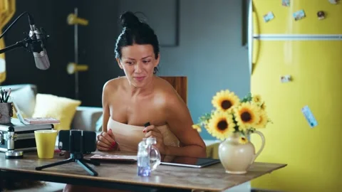 Young woman  recording a video tutorial on the phone Vídeos de archivo 157643507