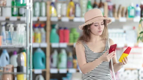 Young woman scanning qr code for repellent Vidéo 310961946