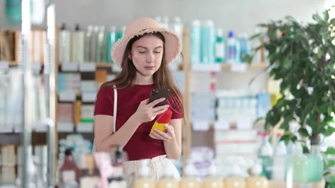 Young woman scanning qr code of repellent Vidéo 312630933
