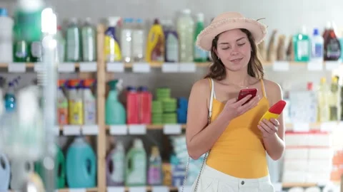Young woman scanning qr code for repellent Vidéo 314760200