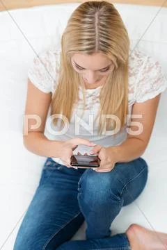 Young woman sending an sms text message Stock Photos