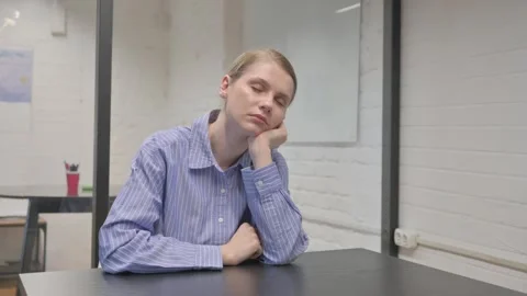 Young Woman Sleeping while Sitting in Office Video stock 309509587