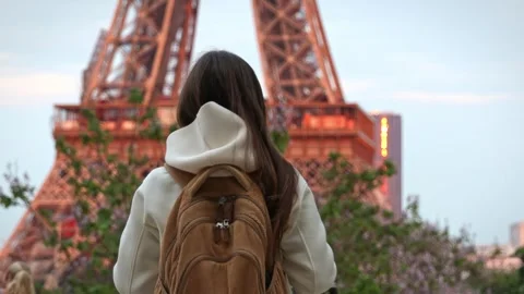 Young woman standing in front of the Eiffel Tower. Stock-Footage 252036496