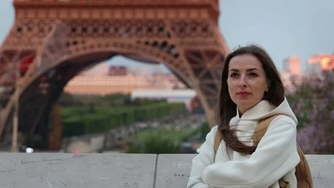 Young woman standing in front of the Eiffel Tower. Stock-Footage 252036684