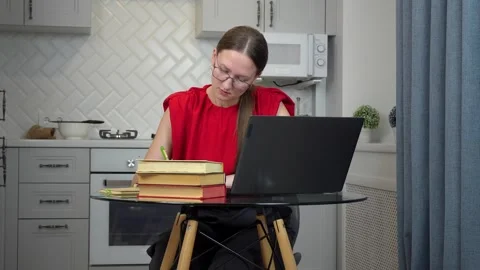 Young woman studying online using laptop and books at home Vidéo 307309034