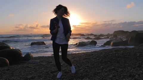 Young woman on sunset beach, dancing and listening to music, positive mood Vídeos de archivo 91908597