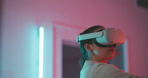 Young woman testing the virtual reality headset Stock Footage 201116231
