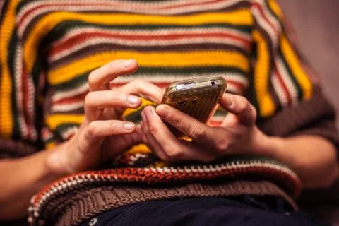 Young woman texting Stock-Fotos