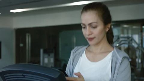 Young woman texting while playing sports in a fitness club Stock-Footage 114795625