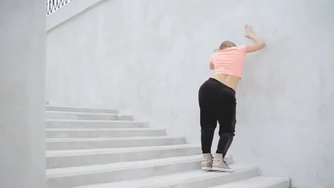 Young woman twerking | Stock Video