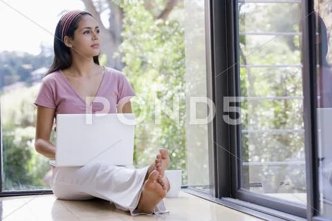 Young woman typing on laptop Stock Photos