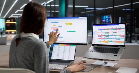 Young Woman Uses Computer Software To Manage Daily Schedule And Tasks Effecti 库存照片