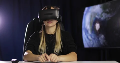 Young woman using 3D virtual reality headset. Vídeo Stock 128295535