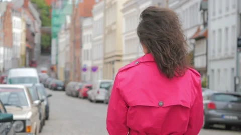 Young woman using application on the mobile phone to find the needed address Видео 130725025