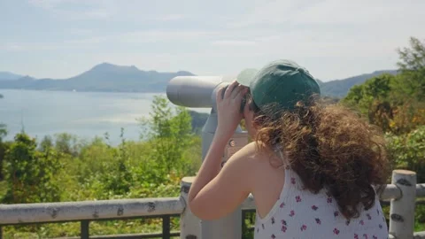 Young woman using binoculars overlooking Lake Toya in Hokkaido, Japan Vídeos de archivo 344395476