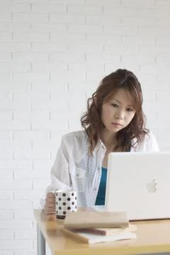 Young woman using computer Stockfoto's