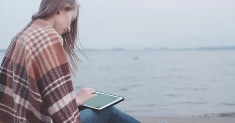 Young Woman Using Digital Tablet Touch Screen, Slow Motion 4K DCi Vidéo 55689814