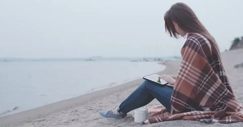 Young Woman Using Digital Tablet Touch Screen, Slow Motion 4K DCi Vidéo 55690305