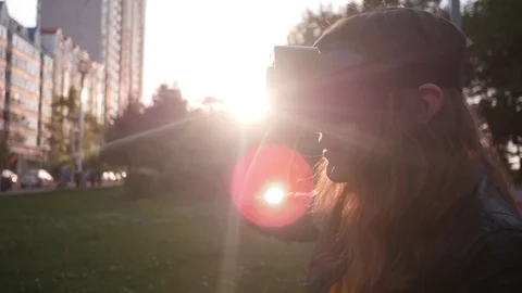 Young Woman Using Glasses Virtual Reality in the Park. Видео 77100821