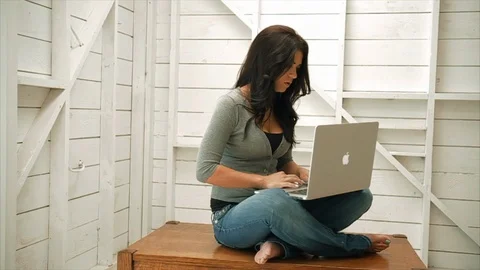 Young woman using a laptop computer. Vidéo 88404215
