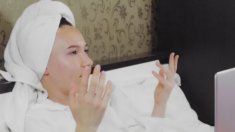 Young woman using a laptop computer to make a video call. Vídeo Stock 125366409