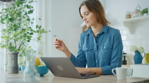 Young Woman Using Laptop Computer For Paying for Shopping with Credit Card Stockbeeldmateriaal 128866461
