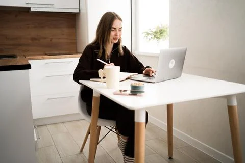 Young woman using laptop computer working online, student elearning, browsi.. Foto stock