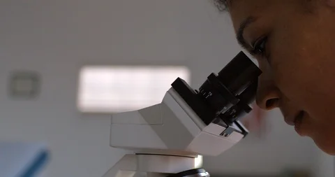 Young woman using a microscope. Vidéo 88372227