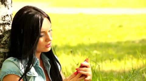 A young woman using a mobile phone Vidéo 11129943