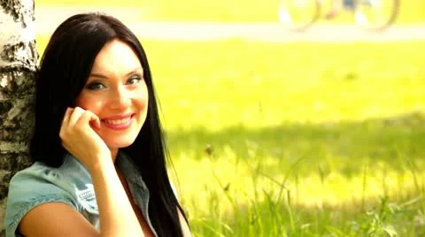A young woman using a mobile phone Vidéo 11129945