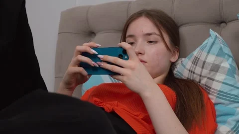 Young woman using smartphone on bed Vidéo 311813358