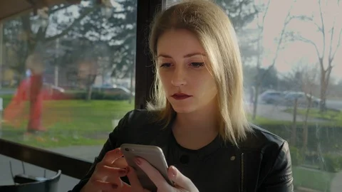 Young woman using smartphone in coffee shop 스톡 동영상 87937752