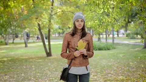 Young woman using smartphone during walk in city park Видео 72707381