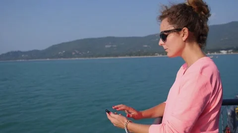 Young Woman Using Smartphone Sailing on Boat in Sea Vidéo 50234502